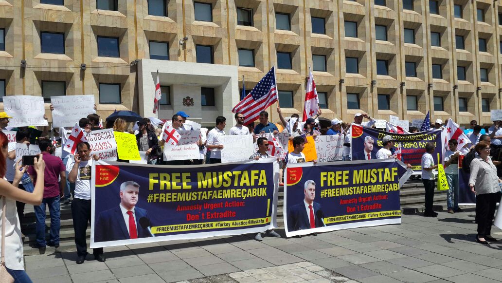 Colleagues and friends of Mustafa Cabuk staged a protest in Tbilisi, asking the government not to extradite the teacher.